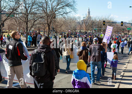 Denver, Colorado USA - 20 Jan 2014. Défilé de marcheurs de City Park de Civic Center park à la 28e assemblée annuelle Marade pour commémorer le Dr Martin Luther King. La Marade à Denver est considéré comme le plus important de ce genre de fête dans le pays. Credit : Ed Endicott/Alamy Live News Banque D'Images