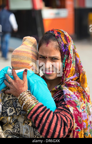 Une femme hindoue et de l'enfant à Delhi, en Inde. Banque D'Images