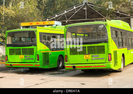 Tous les bus de Delhi sur le gaz naturel comprimé (GNC), c'est le plus grand parc d'autobus écologique, et a contribué à améliorer la qualité de l'air de Delhi, après qu'ils remplacent les bus diesel, de l'Inde. Banque D'Images