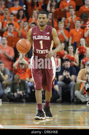 Charlottesville, Virginia, UNITED STATES, . 18 janvier, 2014. La garde de l'État de Floride Bookert Devon (1) s'occupe de la balle lors d'un match de basket-ball de NCAA Samedi 18 Janvier 2014 à Charlottesville, VA. Virginie battu Florida State 78-66. © Andrew Shurtleff/ZUMAPRESS.com/Alamy Live News Banque D'Images