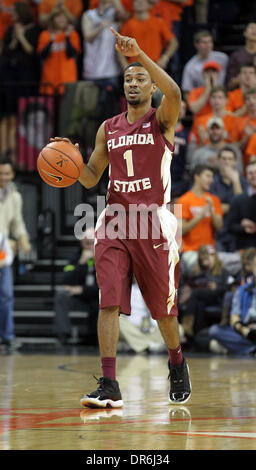 Charlottesville, Virginia, UNITED STATES, . 18 janvier, 2014. La garde de l'État de Floride Bookert Devon (1) s'occupe de la balle lors d'un match de basket-ball de NCAA Samedi 18 Janvier 2014 à Charlottesville, VA. Virginie battu Florida State 78-66. © Andrew Shurtleff/ZUMAPRESS.com/Alamy Live News Banque D'Images