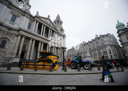 Full-size New Holland moissonneuse-batteuse et un tracteur parc devant la Cathédrale St Paul à Londres Grande-bretagne 16 Janvier 2013 Banque D'Images