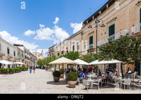 Les touristes profiter de cafés dans Via D. Pascoli dans la place de la ville, Matera, Basilicate, Italie sur une journée ensoleillée sous un ciel bleu Banque D'Images