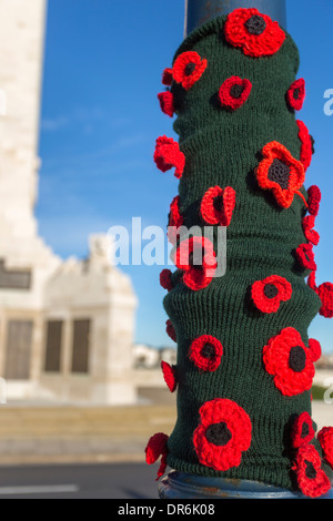 Tricoté main crochetted et coquelicots rouges sur un lampadaire en face de l'extension, mémorial naval de Portsmouth Portsmouth, Hants, UK Banque D'Images