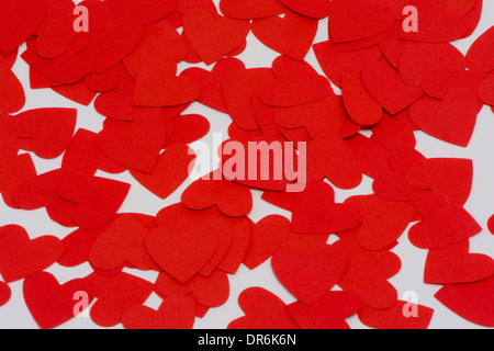 Coeurs en papier rouge sur un fond blanc Studio Banque D'Images
