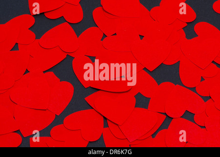 Coeurs en papier rouge sur un fond de Studio noir Banque D'Images