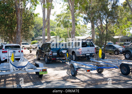 utes dans nelson Bay bateau-rail Park, port stephens, nouvelle-galles du sud, Australie avec des remorques garées dans une zone de remorque de bateau Banque D'Images