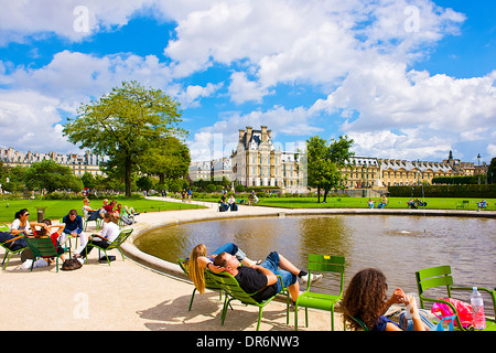 Les gens se reposent au jardin des Tuileries à Paris, France Banque D'Images