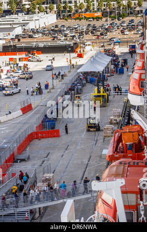 Les passagers d'un navire de croisière Celebrity Infinity pour une croisière. San Diego, Californie Banque D'Images