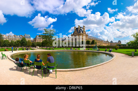 Les gens se reposent au jardin des Tuileries à Paris, France Banque D'Images