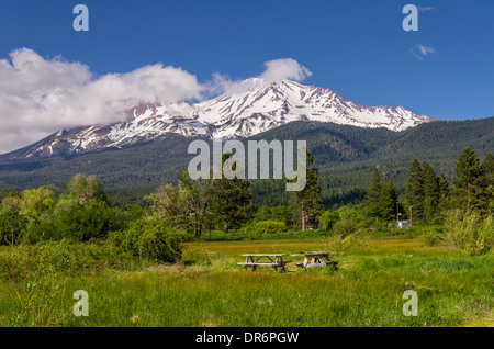 Vue sur le Mont Shasta montrant des tables de pique-nique dans un parc. Le mont Shasta, Californie Banque D'Images