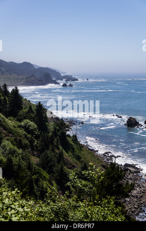 Vue sur la côte de l'Oregon avec des vagues à venir à terre sur une plage de rochers. Brookings, Oregon Banque D'Images