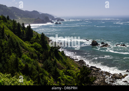 Vue sur la côte de l'Oregon avec des vagues à venir à terre sur une plage de rochers. Brookings, Oregon Banque D'Images