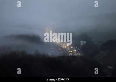 Brighton Sussex UK 21 Janvier 2014 - Le Brouillard assis sur la région de Brighton Hollingbury tôt ce matin que les banlieusards en voiture le long de l'A27 Banque D'Images