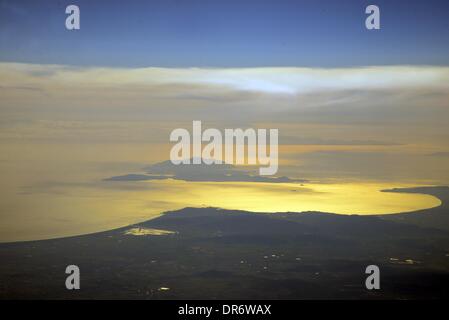 Rome, Italie. 14 mai, 2013. Vue aérienne du lac Albano, au sud-est de Rome, Italie, le 14 mai 2013. Photo : Waltraud Grubitzsch - PAS DE SERVICE DE FIL/dpa/Alamy Live News Banque D'Images