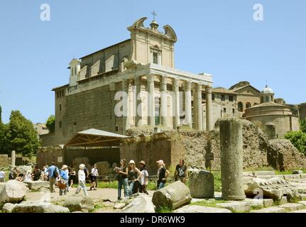 Rome, Italie. 14 mai, 2013. Temple d'Antonin et Faustine, adapté à l'église de San Lorenzo à Miranda, dans le Forum romain de Rome, Italie, le 14 mai 2013. Photo : Waltraud Grubitzsch - PAS DE SERVICE DE FIL/dpa/Alamy Live News Banque D'Images