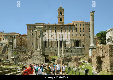Rome, Italie. 14 mai, 2013. Vue sur Palazzo Senatorio ('Senators Palace'', arrière) du Forum Romanum à Rome, Italie, le 14 mai 2013. Photo : Waltraud Grubitzsch - PAS DE SERVICE DE FIL/dpa/Alamy Live News Banque D'Images