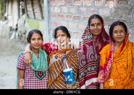 Les agriculteurs de subsistance dans les Sunderbans, Ganges, Delta, l'Inde, la région est très faible élévation et vulnérables à la montée du niveau de la mer. Banque D'Images