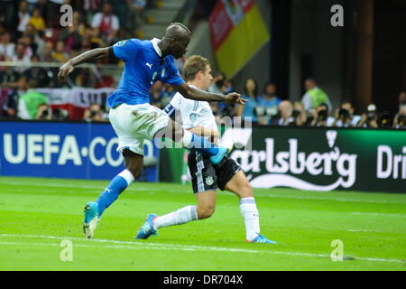 L'Italie de Mario Balotelli marquant son deuxième but du tournoi de football Euro 2012 - Allemagne/Italie - Semi Final - correspondent à Varsovie, Pologne - 28.06.12 Banque D'Images