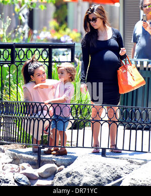 Mason Dash Disick, Kim Kardashian et Kourtney Kardashian enceinte une Kim Kardashian va à Calabasas Boutique de bébé avec sa famille et ami de Los Angeles, Californie - 30.06.12 Banque D'Images