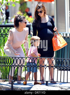 Mason Dash Disick, Kim Kardashian et Kourtney Kardashian enceinte une Kim Kardashian va à Calabasas Boutique de bébé avec sa famille et ami de Los Angeles, Californie - 30.06.12 Banque D'Images