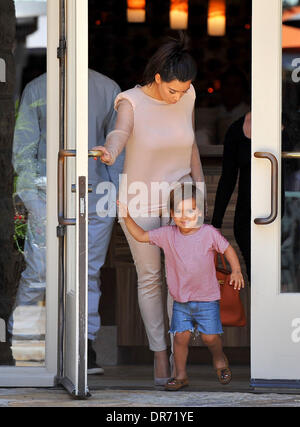 Mason Dash Disick, Kim Kardashian Kim Kardashian va à Calabasas Boutique de bébé avec sa famille et ami de Los Angeles, Californie - 30.06.12 Banque D'Images