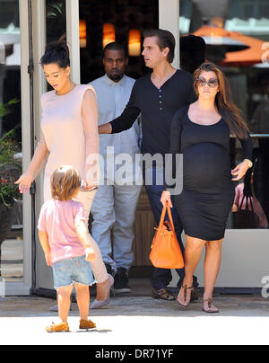 Mason Dash Disick, Kim Kardashian, Kanye West, Scott Disick et une très enceinte Kourtney Kardashian Kim Kardashian va à Calabasas Boutique de bébé avec sa famille et ami de Los Angeles, Californie - 30.06.12 Quand : 30 Juin 2012 Banque D'Images