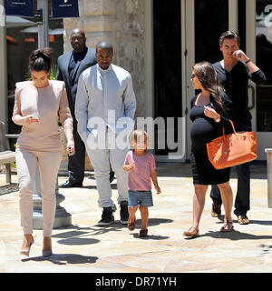 Mason Dash Disick, Kim Kardashian, Kanye West, Scott Disick et une très enceinte Kourtney Kardashian Kim Kardashian va à Calabasas Boutique de bébé avec sa famille et ami de Los Angeles, Californie - 30.06.12 Banque D'Images