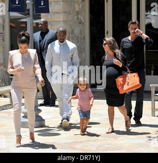 Kim Kardashian, Kanye West, Mason Dash Disick, Scott Disick et une très enceinte Kourtney Kardashian Kim Kardashian va à Calabasas Boutique de bébé avec sa famille et ami de Los Angeles, Californie - 30.06.12 Banque D'Images