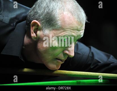 L'ancien champion du monde de snooker Steve Davis jouant dans un match de démonstration pro, UK Banque D'Images