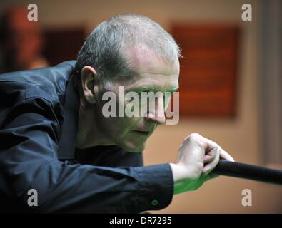 L'ancien champion du monde de snooker Steve Davis jouant dans un match de démonstration pro, UK Banque D'Images