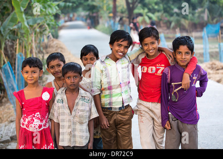 Les enfants d'agriculteurs de subsistance dans les Sunderbans, Ganges, Delta, l'Inde, la région est très faible élévation et vulnérables à la montée du niveau de la mer. Banque D'Images