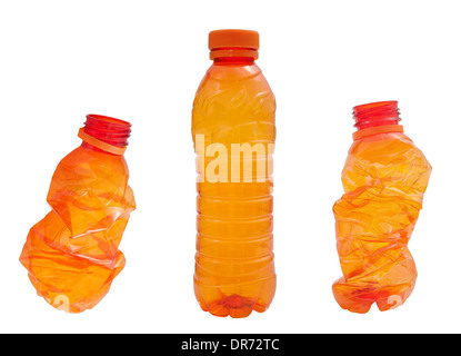 Bouteilles en plastique orange isolé sur fond blanc Banque D'Images