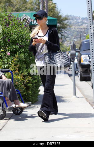 Paris Hilton avec restaurant limonade laissant emporter Los Angeles, Californie - 03.07.12 Banque D'Images