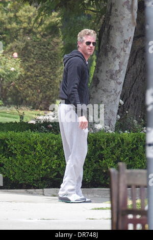 Eric Dane fumer une cigarette à West Hollywood Los Angeles, Californie - 05.07.12 Banque D'Images