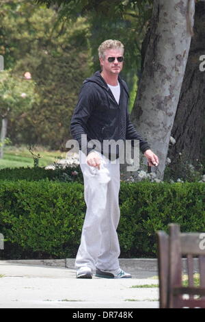 Eric Dane fumer une cigarette à West Hollywood Los Angeles, Californie - 05.07.12 Banque D'Images