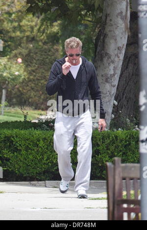 Eric Dane fumer une cigarette à West Hollywood Los Angeles, Californie - 05.07.12 Banque D'Images