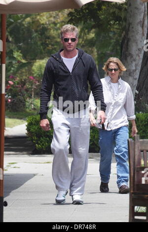 Eric Dane dehors et environ dans la région de West Hollywood après avoir repéré une cigarette Los Angeles, Californie - 05.07.12 Banque D'Images