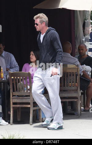 Eric Dane dehors et environ dans la région de West Hollywood après avoir repéré une cigarette Los Angeles, Californie - 05.07.12 Banque D'Images
