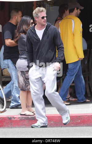 Eric Dane dehors et environ dans la région de West Hollywood après avoir repéré une cigarette Los Angeles, Californie - 05.07.12 Banque D'Images