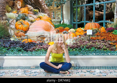 Vacances à Las Vegas. Fille dans les émissions de Bellagio Hotel Banque D'Images