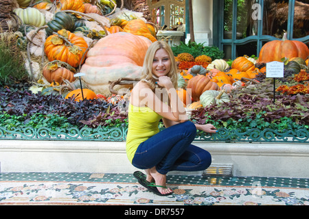 Vacances à Las Vegas. Fille dans les émissions de Bellagio Hotel Banque D'Images