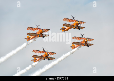 Quatre biplans Boeing Stearman du Breitling AeroSuperBatics Wingwalking Team faire passer à la RAF Fairford RIAT Banque D'Images