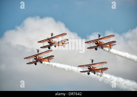 Quatre biplans Boeing Stearman du Breitling AeroSuperBatics Wingwalking Team faire passer à la RAF Fairford RIAT Banque D'Images