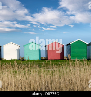 Cabines colorées à Calshot sur le Solent près de Southampton dans le Hampshire Banque D'Images