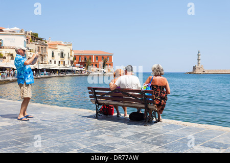 Les touristes s'amuser en prenant des photos dans le port vénitien de La Canée, Crète, Grèce Banque D'Images