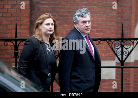 L'ancien premier ministre Gordon Brown MP et son épouse Sarah Brown arrivent à la Royal Courts of Justice de témoigner à l'enquête Leveson Londres, Angleterre - 11.03.12 Banque D'Images