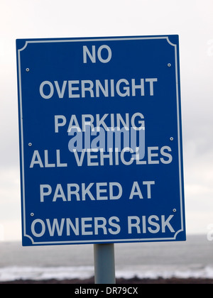 Pas de parking de nuit / tous les véhicules garés à risque à signer les propriétaires de parking Plage, black rock, Widemouth Bay, Cornwall, UK Banque D'Images