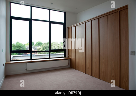 Petite chambre vide avec stockage dans des appartements modernes, Hampton Wick. Banque D'Images