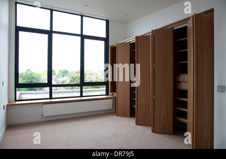 Petite chambre vide avec le stockage ouvert dans des appartements modernes, Hampton Wick. Banque D'Images